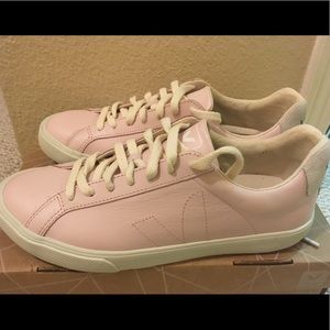 Veja, Esplar Low Leather Petale